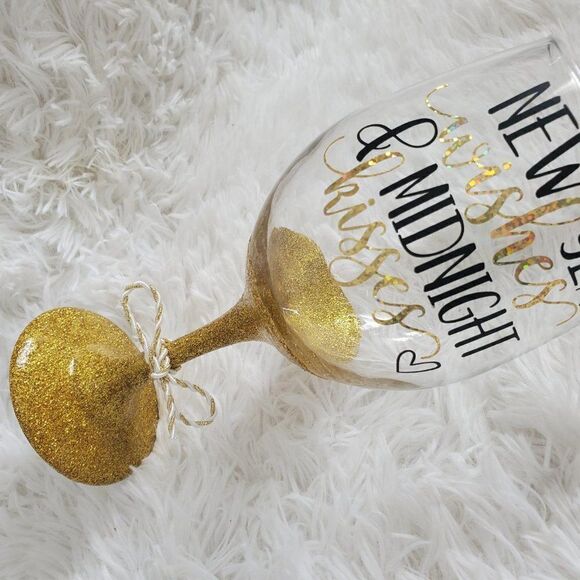 New Year's Wishes Midnight Kisses Gold Glittered Stemmed Wine Glass - Picture 3 of 10